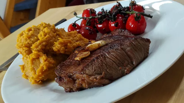 Steak Teriyaki mit Süßkartoffelstampf und Balsamico-Tomaten