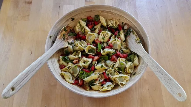 Tortellini-Salat mit Tomaten und Pesto