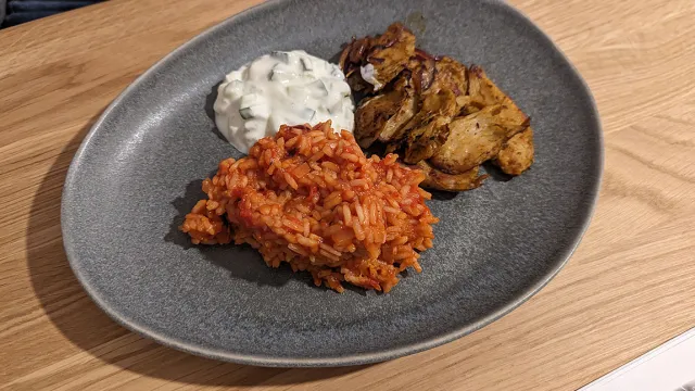 Griechischer Tomatenreis mit Gyros und Zaziki