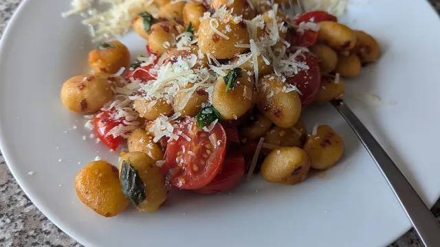 Gnocchi mit geschmolzenen Tomaten