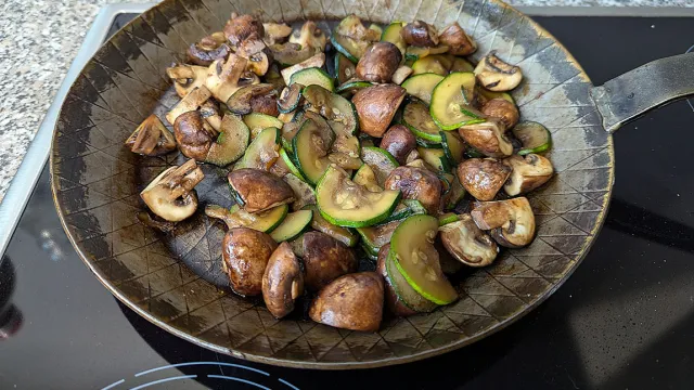 Zucchini-Champignon-Salat